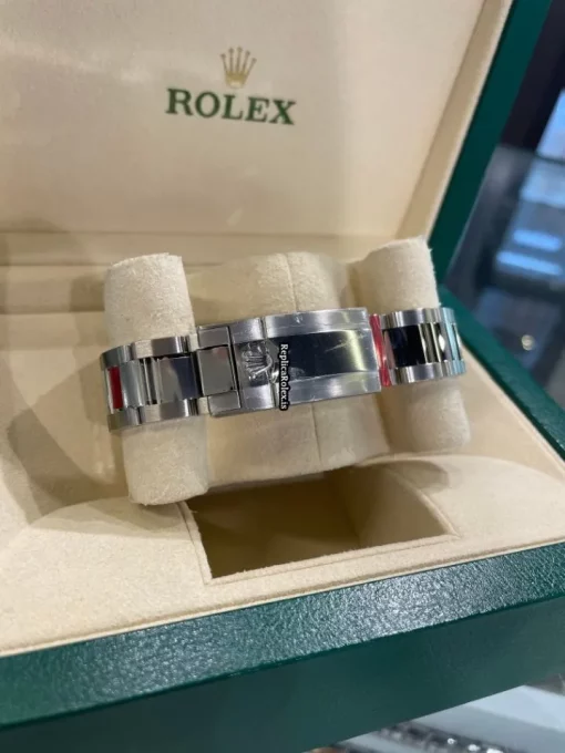 Incredible Replicas Rolex Gmt-master II 116710blnr Caliber 3186 Automatic Movement 40mm Steel Case Mens/unisex Watch - Image 3